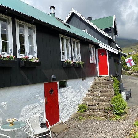 Charming And Authentic Heritage Retreat In Kvivik - Right Next To The River Экстерьер фото